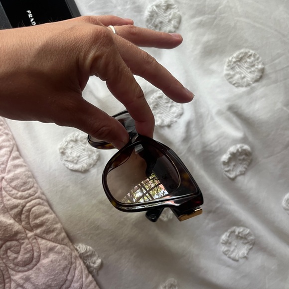 Prada sunglasses - Picture 4 of 8